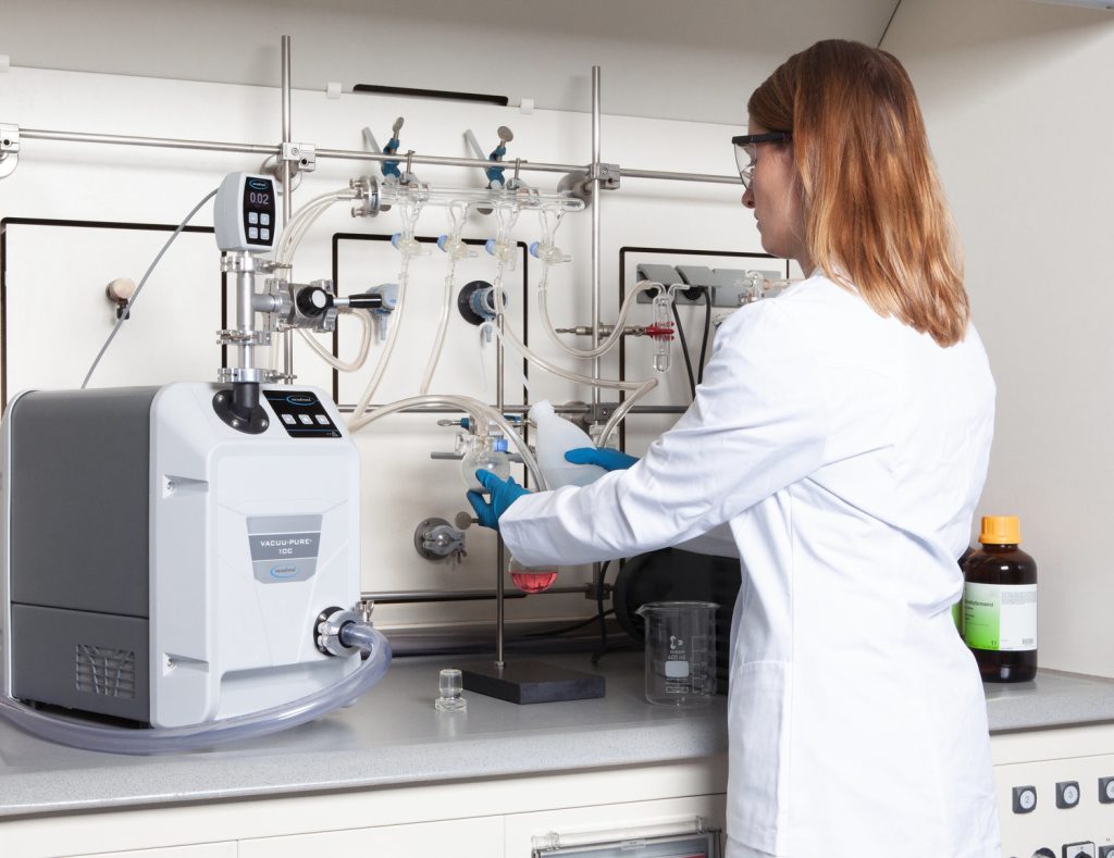 VACUUPURE_Schlenkline_Laborantin.jpg_1500px Woman using Vacuu.Pure 10C